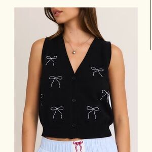 Black Sleeveless Cropped Vest with Bow Accents